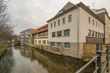 Häuser und Gera am Herrmannsplatz in Erfurt, Thüringen