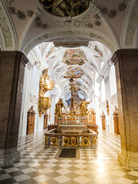 Lichtdurchflutete Halle des Stift Stams