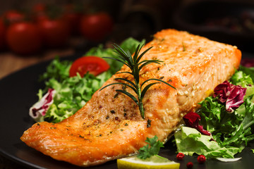 Baked salmon served with fresh vegetables.