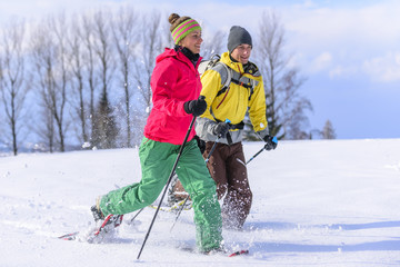 junge Leute sportlich unterwegs mit Schneeschuhen