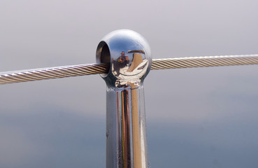 Naklejka premium Seezaun Reling aus Edelstahl mit Kugelkopf-Öse und Bootsspiegelung