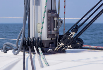 Mast mit Tauwerk Fallen Schoten und Umlenkrollen auf Segelyacht modern