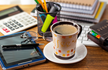 Business Objects office expanded in composition on a table