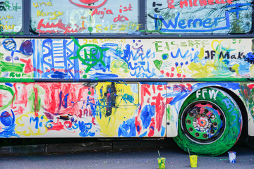 Von Kindern angemalter Bus