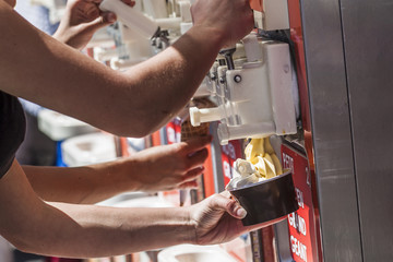 remplissage d'un pot de crème glacée