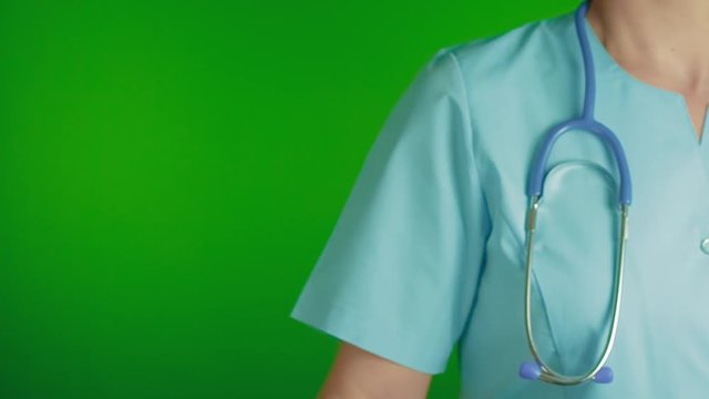 docteur qui touche un &eacute;cran tactile sur fond vert style de couleur flat