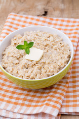 Oatmeal porridge with blueberries. healthy breakfast.