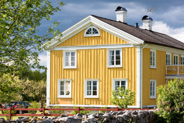Altes Bauernhaus in  Schweden. Das Gebäude stammt aus dem 19. Jh. und ist in  charakteristischer gelber Farbe gefasst.