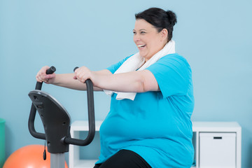 adipöse frau stärkt ihren kreislauf mit cardio training