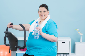 frau trinkt wasser beim training