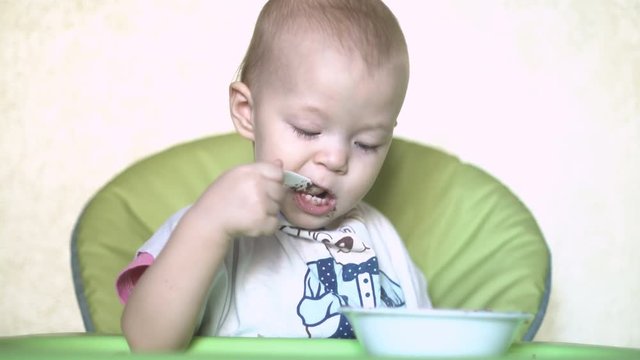 Baby bangs spoon on plate