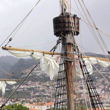 Takelage der Santa Maria de Colombo vor dem Panorama von Funchal