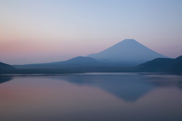 穏やかな湖の夜明け