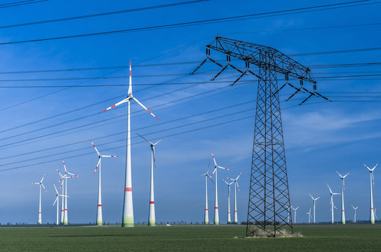 Strommast mit Windr&auml;dern