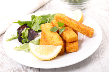 fish sticks with lemon and salad