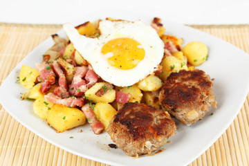 Frikadellen mit Bratkartoffeln