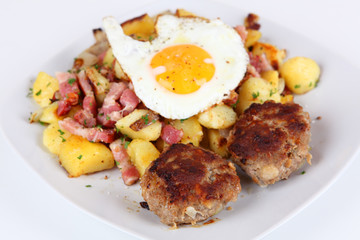 Frikadellen mit Bratkartoffeln
