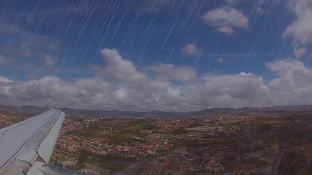 avion de ligne sous la pluie