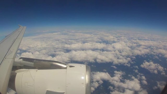 avion de ligne vue du hublot