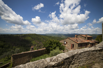 Fototapeta na wymiar Toscana,campagna di Monte San Savino. Il paese di Rapale.