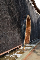 Obraz premium Gradierwerk - Sole rieselt über Weißdornzweige 