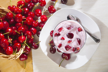 yogurt con ciliegie dall'alto