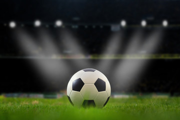 Fototapeta premium stadion piłkarski przed meczem. oświetlenie nocne
