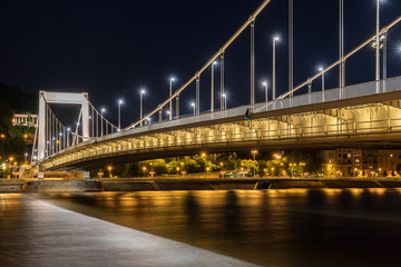 Fototapeta na wymiar Elizabeth Bridge crossing the Danube River in Budapest
