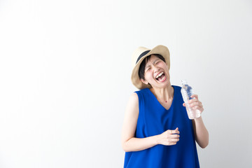 麦わら帽子の女性・白バック