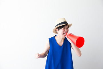 麦わら帽子の女性・白バック