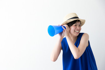 麦わら帽子の女性・白バック