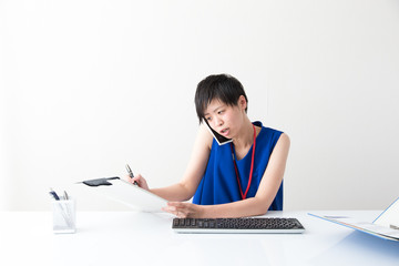 スマホを触るOL・白バック