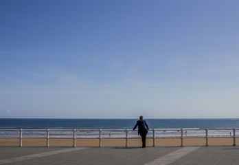 Hombre con traje frente al mar