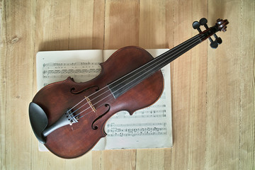 Fototapeta na wymiar Alte Geige auf Notenblatt