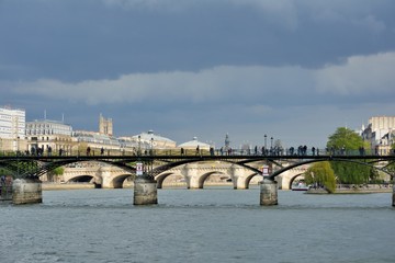Fototapeta premium Les ponts de Paris sur la Seine , le pont des Arts