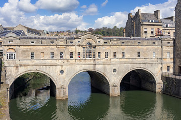 Naklejka premium The historic Pultney Bridge in Bath on a warm spring day