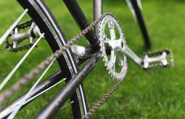 Obraz premium Classic road bicycle close-up photo in the summer green grass meadow field. Travel background