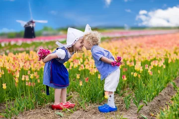 Fotobehang Dutch children in tulip field © famveldman