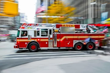 Photo sur Aluminium Voitures rapides fire trucks and firefighters brigade in the city
