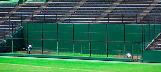 ブルペンでの投球練習 © fotoriatonko