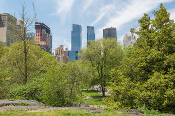 Fototapeta na wymiar Central Park im Mai mit Wolkenkratzern von Manhattan