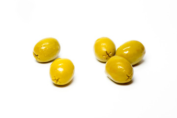 Oliven auf weißen Hintergrund