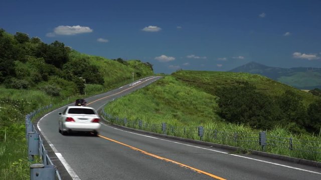 日本の熊本県に在る阿蘇山　阿蘇の外輪山道路を走る車の風景