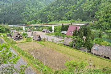 合掌作りと高速道路