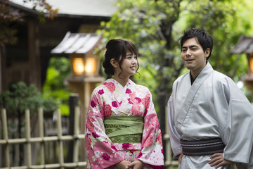 会話をするカップル