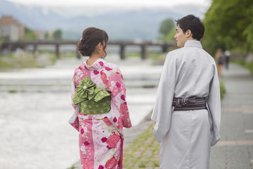 河原を散歩する男女