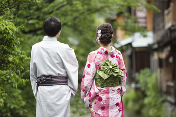 橋の上で立つカップル