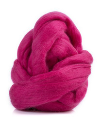 Моток мериносовой шерсти красного цвета на белом фоне
