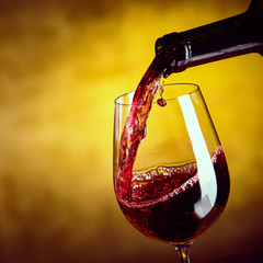 Fototapety  Dozowanie czerwonego wina z butelki