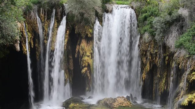 b&uuml;y&uuml;k şelale suları
